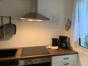 uma cozinha com uma bancada e comodidades para preparar café em Stadtperle Sundern em Sundern