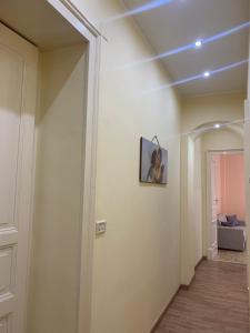 um corredor com uma parede branca com uma fotografia em Casa Vacanze Miriam em Randazzo
