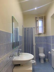 uma casa de banho com um lavatório e um WC em Casa Vacanze Miriam em Randazzo