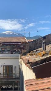 uma vista do telhado de um edifício com montanhas ao fundo em Casa Vacanze Miriam em Randazzo