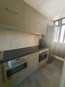 uma cozinha com um fogão e uma bancada em Fantastic 2 bedroom Apartment em Tirana