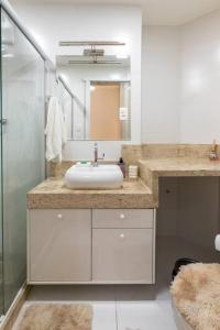bagno con lavandino e specchio di Apartamento 1 quarto a 4 min da praia - Copacabana a Rio de Janeiro