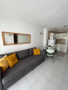 een woonkamer met een bank en een tafel bij Torres Del Sol , Las Americas , cute apartment in Arona