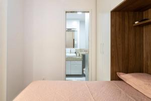 una camera con letto e un bagno con specchio di Apartamento 1 quarto a 4 min da praia - Copacabana a Rio de Janeiro