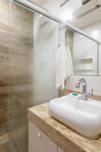 bagno con lavandino bianco e doccia di Apartamento 1 quarto a 4 min da praia - Copacabana a Rio de Janeiro