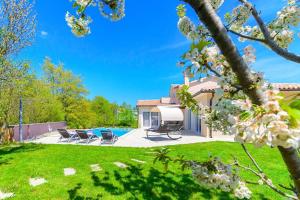 a backyard with a swimming pool and a house at Villa Emili by IstriaLux in Svetvinčenat
