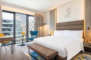 Ліжко або ліжка в номері voco Dubai The Palm, an IHG Hotel