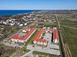 widok z lotu ptaka na ośrodek wczasowy położony blisko oceanu w obiekcie DreamHouse Apartament Baltic Amber Jagiellońska Darłówko Wschodnie w Darłówku +2 zdjęcia