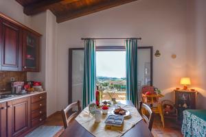 een keuken met een eettafel en een raam bij La Rosa Rossa in Sciacca