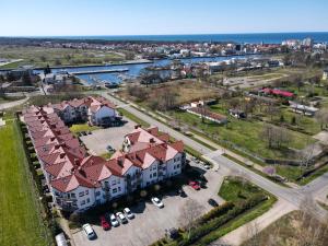 widok z góry na budynek z parkingiem w obiekcie DreamHouse Apartament Baltic Amber Jagiellońska Darłówko Wschodnie w Darłówku