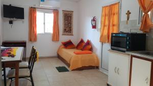 1 dormitorio pequeño con 1 cama y cocina en SOLAR 17 en Chajarí
