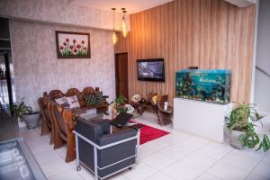 a living room with a large fish tank in it at Hotel Indiana in Paragominas