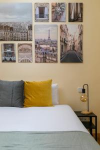 Charming Plaza Mayor II في مدريد: غرفة نوم بسرير بأربع صور على الحائط