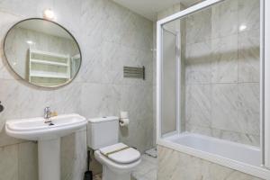 Charming Plaza Mayor II في مدريد: حمام مع مرحاض ومغسلة ودش