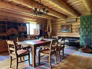 - une salle à manger avec une table et des chaises en bois dans l'établissement Ultimate relaxation near Slovak Paradise, à Rožňava