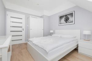 Ένα ή περισσότερα κρεβάτια σε δωμάτιο στο Lux Holiday House Posejdon with Parking by Renters Prestige