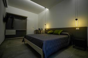 Tempat tidur dalam kamar di Domus Smeralda B&B