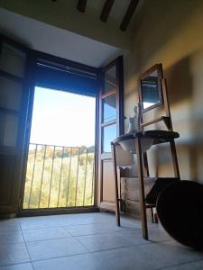 a room with a mirror and a table and a window at La Laguna in Almedinilla