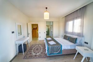 En eller flere senge i et værelse på Merkezde Muhteşem Havuzlu Villa + 58 billeder