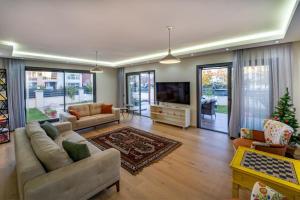 Et tv og/eller underholdning på Merkezde Muhteşem Havuzlu Villa