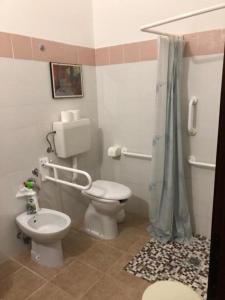 uma pequena casa de banho com WC e chuveiro em Agriturismo Il Geranio em Piccione