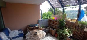 um quarto com uma varanda com plantas e uma varanda em Appartement T3 em Valbonne