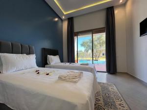 Habitación de hotel con 2 camas y toallas. en Dar Fatima Tamazouzt, en Marrakech