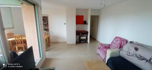 ein Wohnzimmer mit einem Sofa und einem Tisch in der Unterkunft Appartement T3 in Valbonne