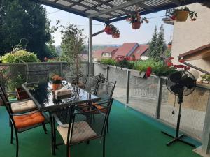 patio con mesa y sillas en el balcón en Apartmán LUKA, en Buchlovice