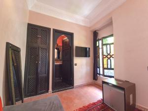 sala de estar con 2 puertas y TV en Riad Jaime, en Marrakech 10 fotos más