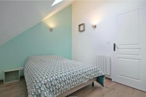 ein Schlafzimmer mit einem Bett in einem Zimmer mit einer Treppe in der Unterkunft Gîte de saint Calais in Conches-en-Ouche