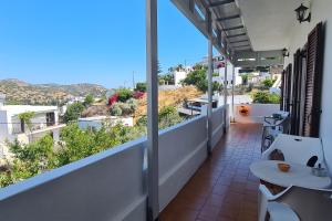 uma varanda com vista para a cidade em Μονοκατοικία με θέα τη Χώρα em Skiros