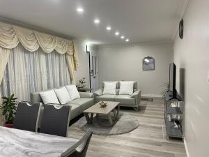 uma sala de estar com um sofá e uma mesa em Luxurious Cozy House in Bluffs with Lake View em Toronto