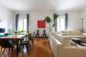 een woonkamer met een witte bank en een tafel bij Moscova Cosy Apartment in Milaan