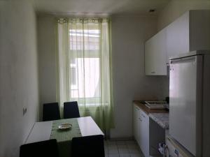 une cuisine avec une table et des chaises ainsi qu'une fenêtre dans l'établissement Central City Apartment 131, à Vienne