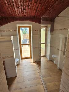 uma casa de banho com 2 WC e uma porta com tecto em Farma Jerusalem - Wellness Apartments em Příbram