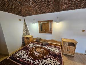 Un dormitorio con una cama grande con una alfombra. en Farma Jerusalem - Wellness Apartments en Příbram