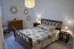 - une chambre avec un lit, deux lampes et un miroir dans l'établissement Appartement n°31 Uzès centre, à Uzès
