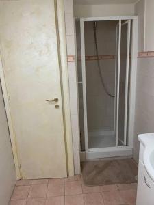 ein Bad mit einer Dusche und einer Glastür in der Unterkunft Mini appartamento” La Casetta” in Cosenza