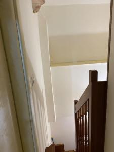 Zimmer mit einer Treppe und einer weißen Decke in der Unterkunft Mini appartamento” La Casetta” in Cosenza