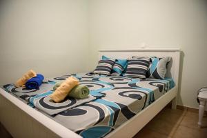 uma cama com toalhas e almofadas em Sunset House em Kanallaki