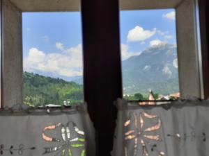 een raam met uitzicht op een berg bij Camera con vista in Calalzo