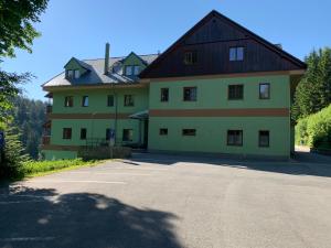 Budova, kde se apartmán nachází + 5 fotografií