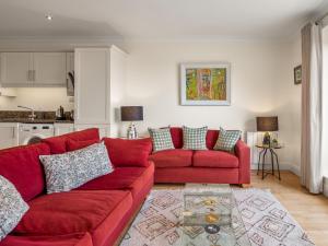 sala de estar con sofá rojo y mesa en Stunning apartment Clifden en Clifden