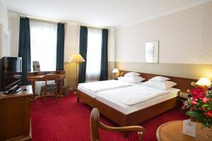 Postel nebo postele na pokoji v ubytování Hotel Sächsischer Hof
