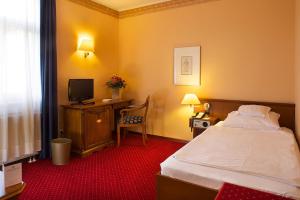 Postel nebo postele na pokoji v ubytování Hotel Sächsischer Hof
