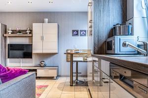 eine Küche mit einer Arbeitsplatte und einer Mikrowelle in der Unterkunft Apartment#1 in Kerpen