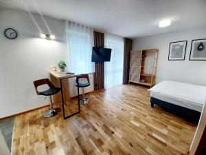 - une chambre avec un lit, un bureau et deux chaises dans l'établissement Kolory Warmii Apartamenty Garaż Podziemny-30pln-doba, à Olsztyn