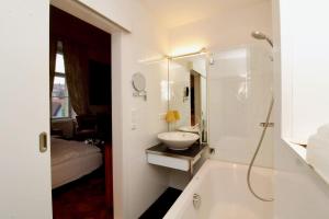 a bathroom with a tub and a sink and a bath tub at Schloß Hollenburg Honeymoon Suite in Krems an der Donau
