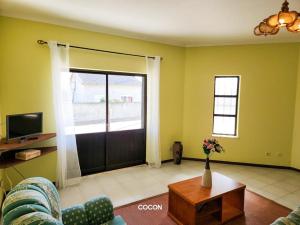 - un salon avec un canapé et une porte dans l'établissement Casa Aveiro, 